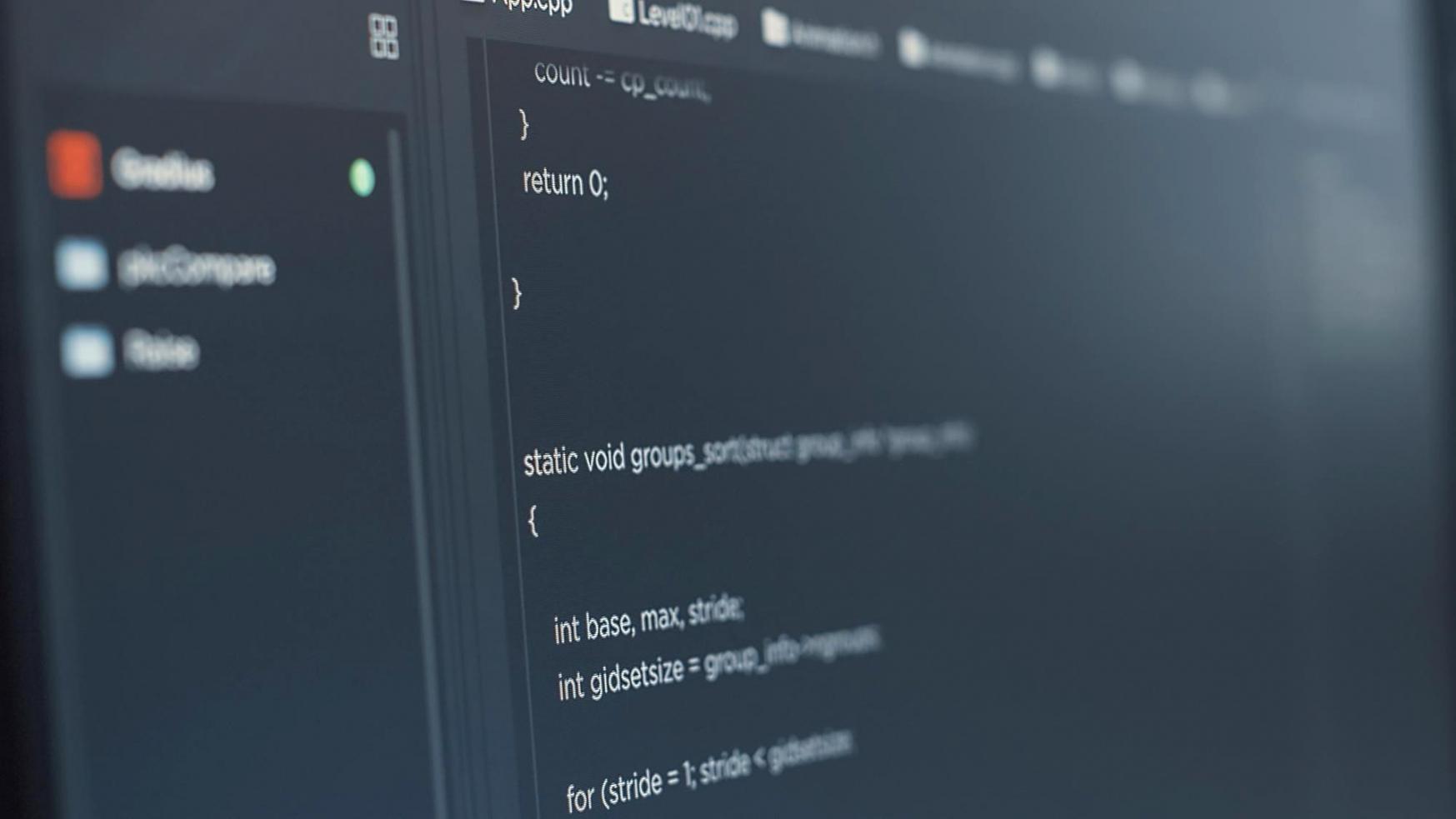 Sviluppatore iOS che esamina codice Swift su laptop